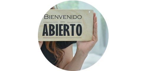 cartel indicando el comecio está abierto