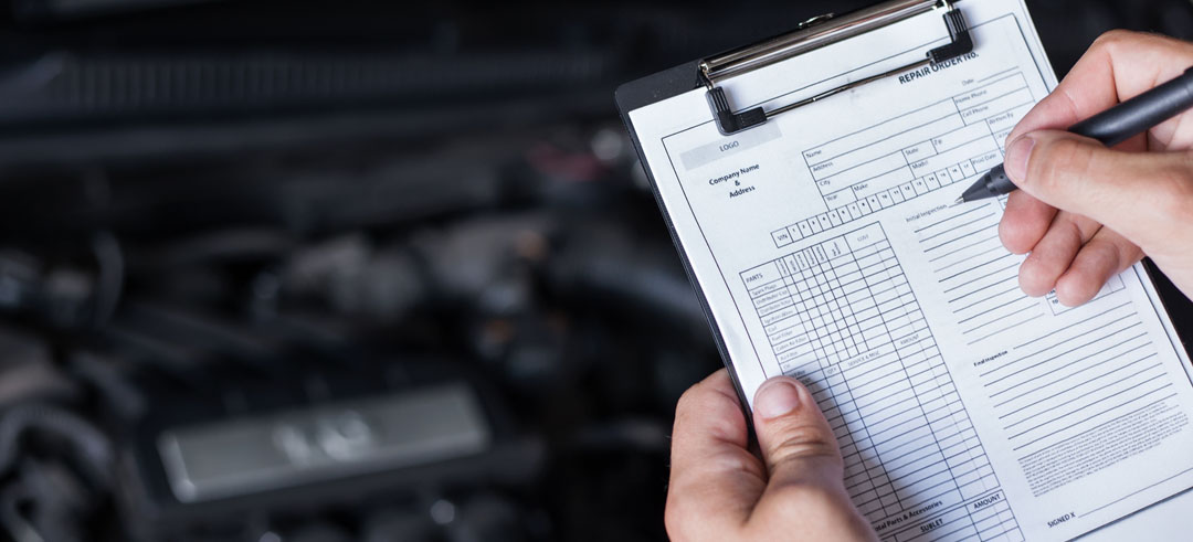 Examen y formulario de la ITV en un coche