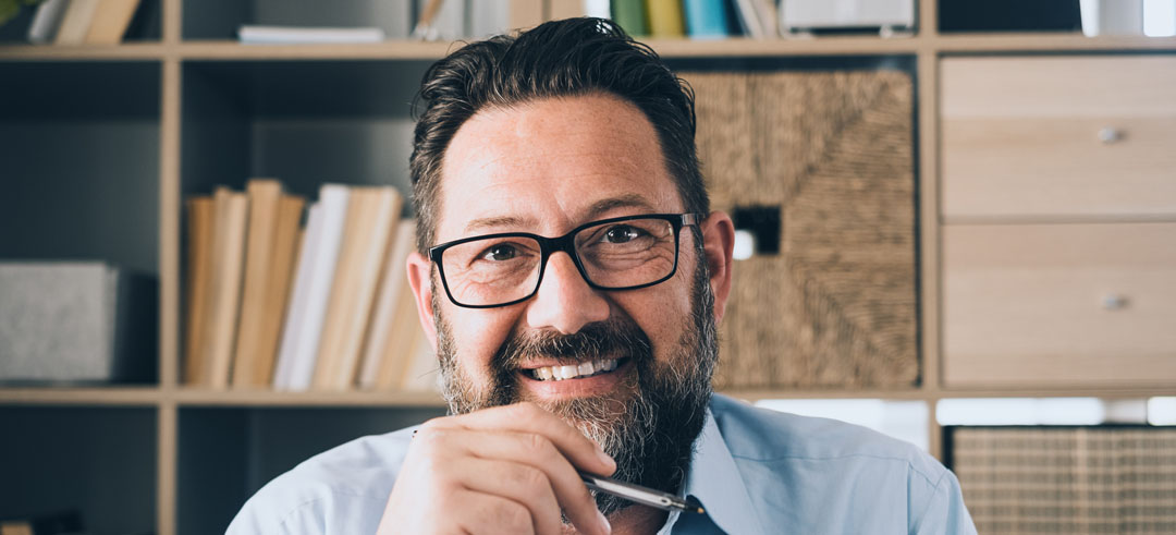 Hombre trabajador sonriendo