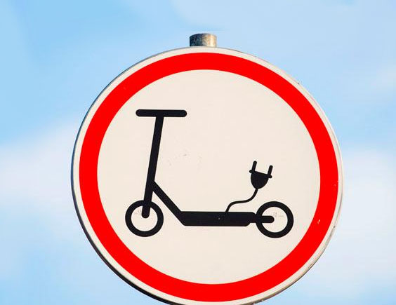Señal de prohibido vehículos de movilidad personal en patinetes de la DGT