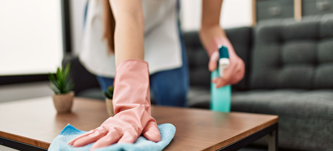 Persona limpiando una mesa