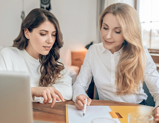 Dos personas revisando un contrato de alquiler