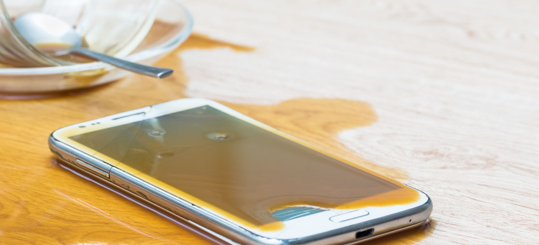 Smartphone lleno de café tras haberse caído un vaso