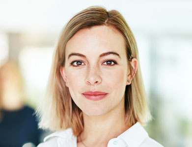 mujer mirando a cámara