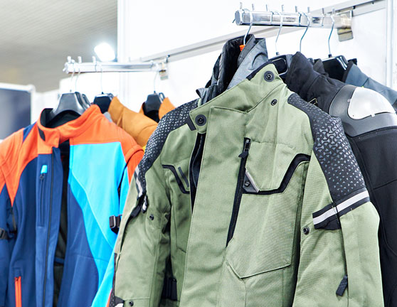 Ropa de motorista expuesta en una tienda de equipamiento para motos