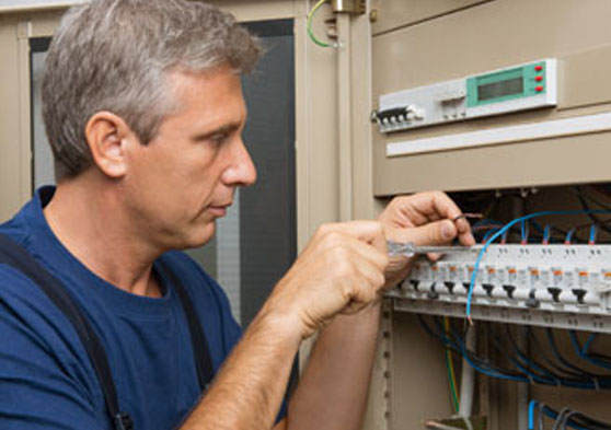 Hombre reparando el cuadro eléctrico en una casa